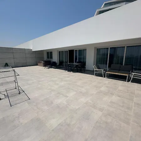 One-bedroom And Luxury Penthouse In Courtyard Long Complex