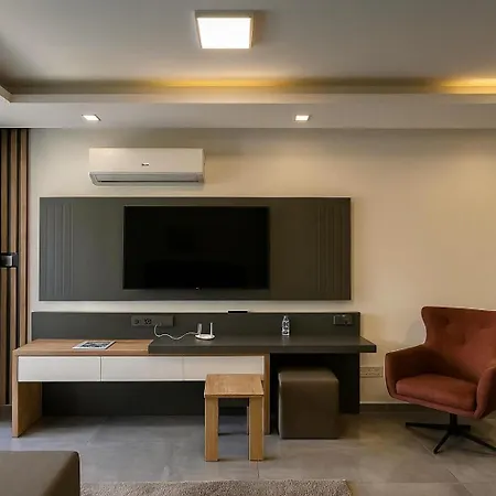 One-bedroom And Luxury Penthouse In Courtyard Long Complex *