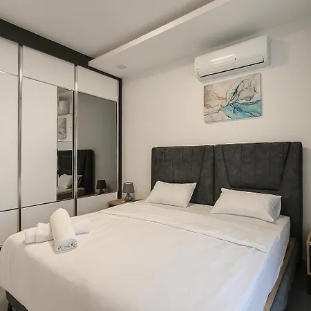 Апартаменты One-bedroom And Luxury Penthouse In Courtyard Long Complex Киперунта