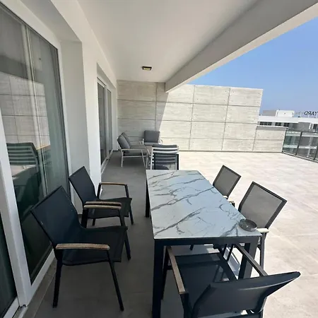 Апартаменты One-bedroom And Luxury Penthouse In Courtyard Long Complex *