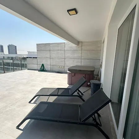 One-bedroom And Luxury Penthouse In Courtyard Long Complex *