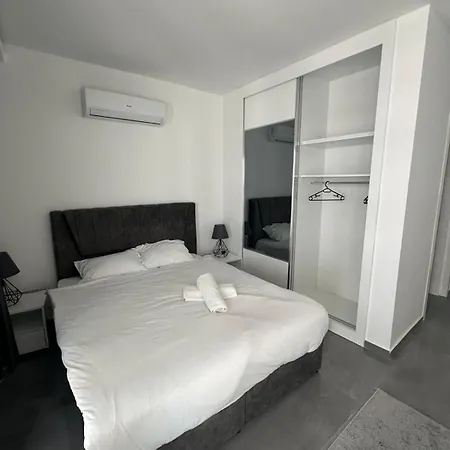 One-bedroom And Luxury Penthouse In Courtyard Long Complex Апартаменты *