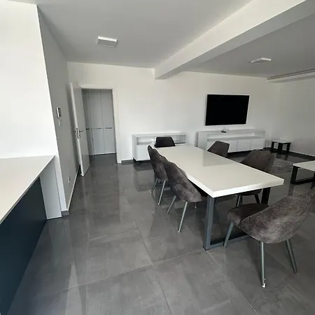 One-bedroom And Luxury Penthouse In Courtyard Long Complex * 基佩朗达
